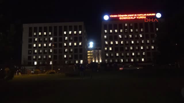 Eskişehir Öğrenci Yurdu Binasında Pencere Işıklarıyla 'Afrin' Yazısı