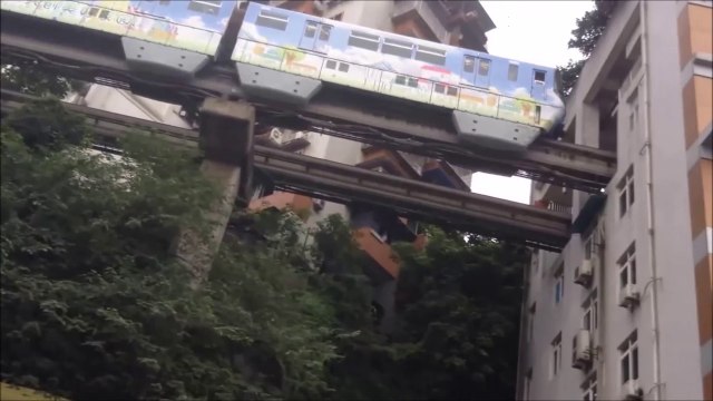 Ce métro chinois traverse un immeuble de part en part à Chongqing