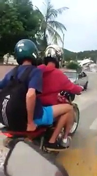 Taper une roue arrière en scooter avec un passager : mauvaise idée