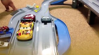 カーズ トミカにぎやかドライブで遊ぶ兄弟！マックィーン　 CARS TOMICA