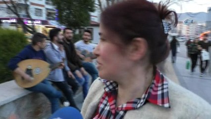 Tokat'ta 4 öğrenci sokak müziği yaparak harçlıklarını çıkartıyor