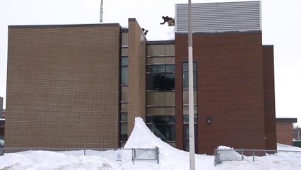 Il saute d'immeubles en Snowboard !!