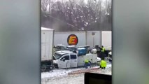 Impressionnant empilage de 50 véhicules sur cette autoroute enneigée !