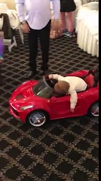 Cet enfant.. s'endort au volant de sa mini voiture !