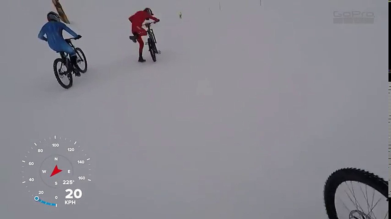 Descente en vélo à 100km/h d'une piste de SKI !!