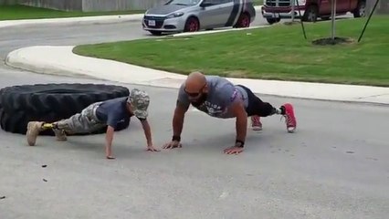 Avec une prothèse cet enfant s'entraîne avec un vétéran !