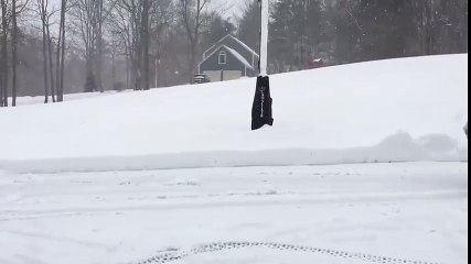 Entraîné par sa dé-neigeuse cette femme galère !