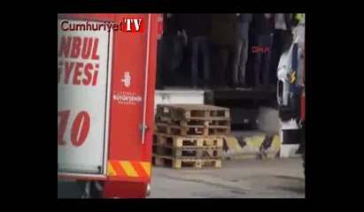 Tuzla'da antrepoda raflar, işçilerin üzerine devrildi