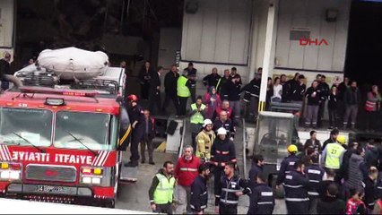 Raflar işçilerin üzerine devrildi