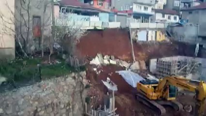 Park halindeki araç kayan toprakla böyle yuvarlandı