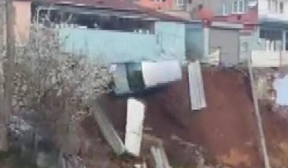 Park halindeki araç, kayan toprakla böyle yuvarlandı