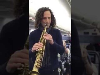 เคนนี จี เป่าแซกโซโฟนโชว์บนเครื่องบิน