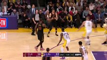 Une passe aveugle complètement folle de LeBron James face aux Lakers(1)