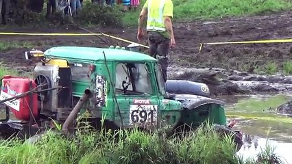 4x4 Off-Road Trucks mudding in big mud puddle | Klaperjaht 2016
