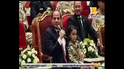 الرئيس السيسي يحتضن أبناء الشهداء.. ويؤكد: "هنصلى العيد مع بعض"