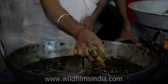 Frying fish with bare hands in oil: this Indian does it!