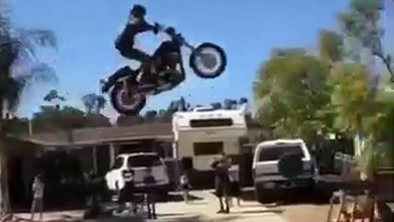 Il tente un saut sur une rampe en Harley-Davidson mais ce n’était pas une bonne idée