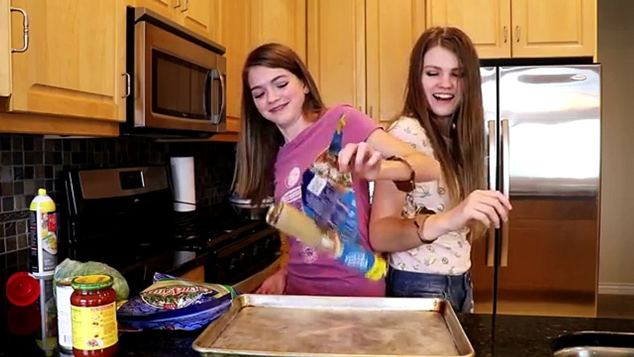 HANDCUFFED PIZZA CHALLENGE / JustJordan33