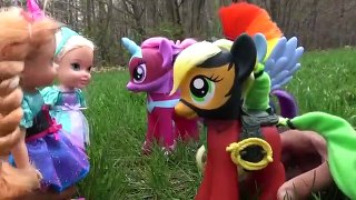 FLYING on PONIES! Pony RACE! ELSA & ANNA toddlers PLAY