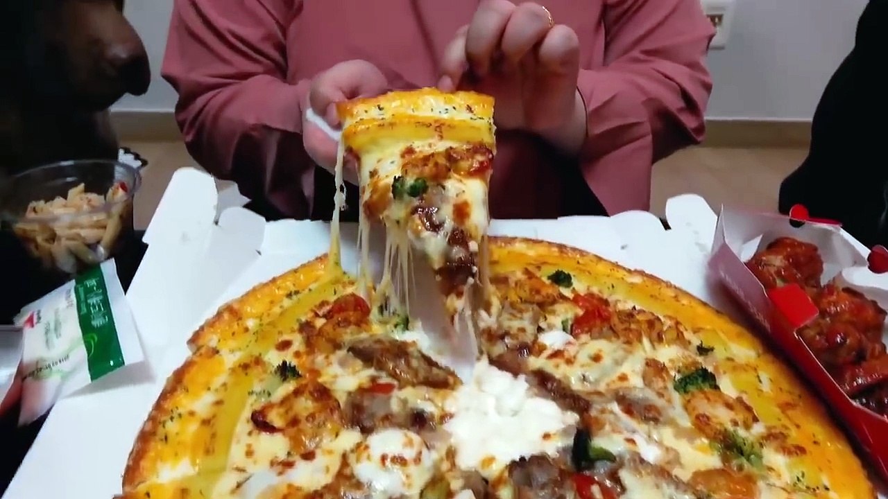 Eating Pizza and Chicken - Ăn Hết Cả Cái Pizza...