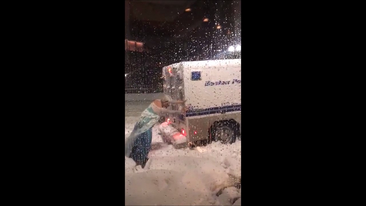 Une Drag queen vient aider des policiers coincés dans la neige en camion... Aller pousse!!