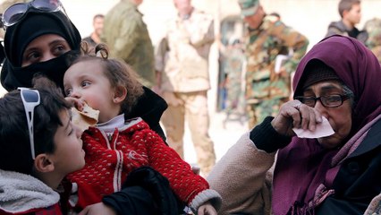 下载视频: 7,000 civilians leave rebel-held town in eastern Ghouta towards Syrian army positions — Syrian Observatory