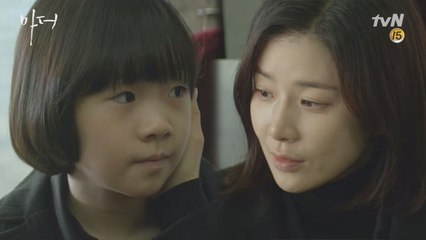 이보영에게 노트를 선물하는 허율, ′안녕, 엄마.. 윤복이도 안녕...′