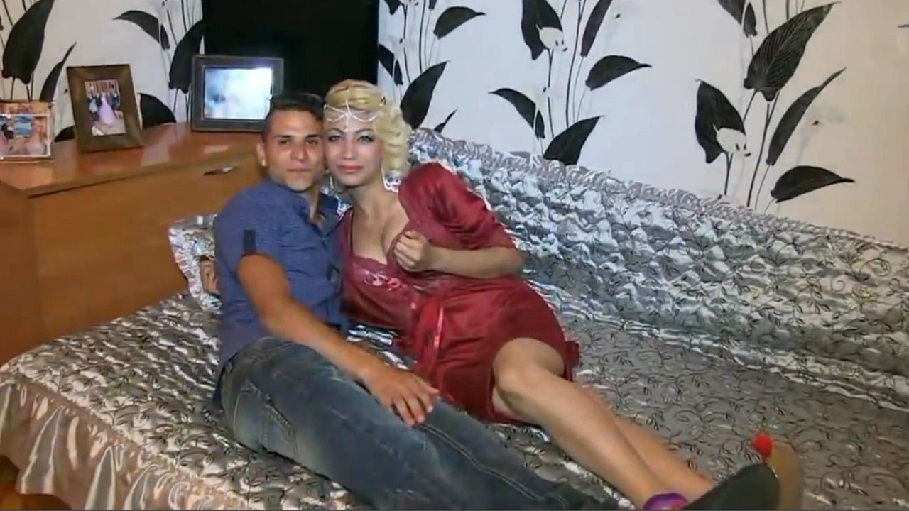 Damat dayanamadı gelini kucaklayıp götürdü