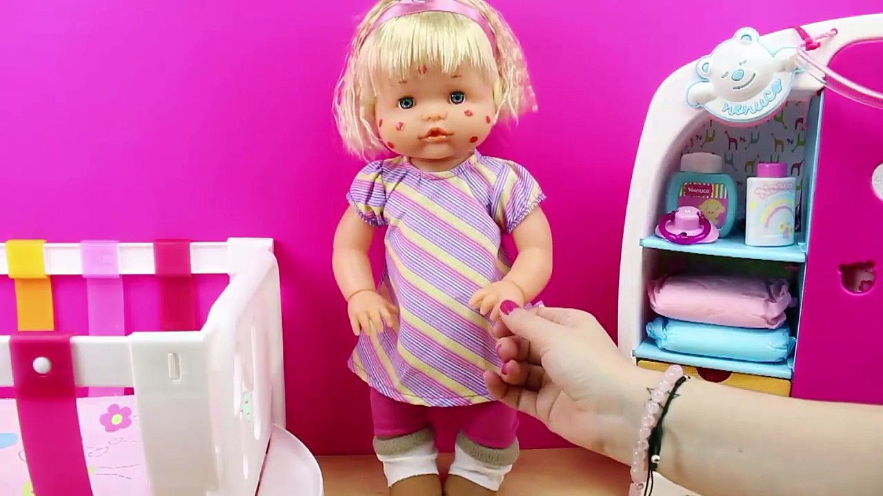 La Bebé Nenuco Daniela está malita tiene el Sarampión y va al médico | Juguetes de Nenuco en español