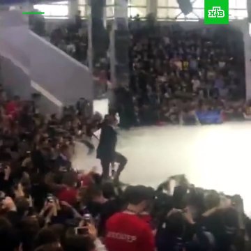 Лавров упал на сцене Россия - страна возможностей