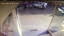 Un motard de la police renverse une piétonne en doublant une camionnette