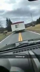 Il se fait virer du mobile-home par sa copine et se venge en volant le mobile-home