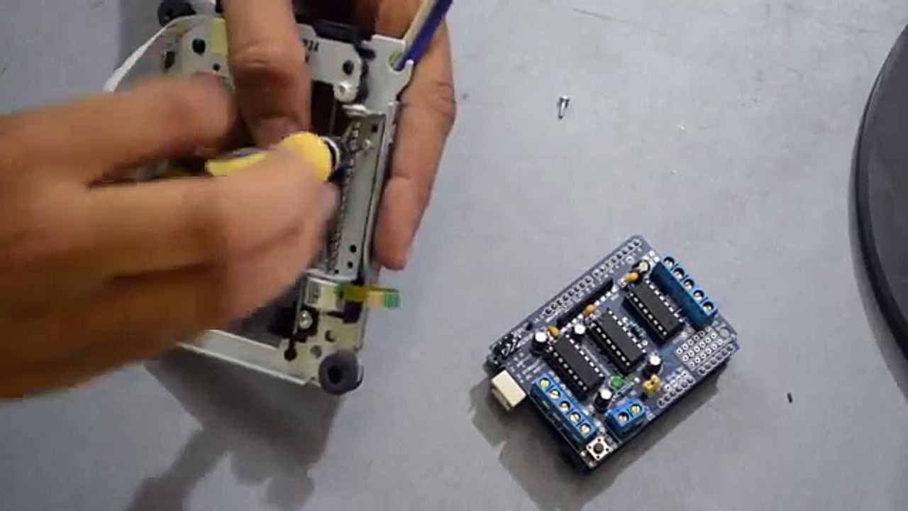 Drive CD-ROM Stepper Motor with Arduino + L293d shield