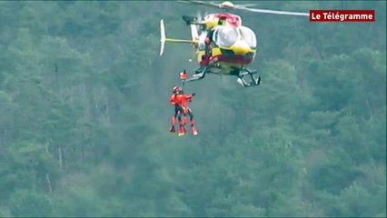 Guerlédan (22). Exercice hélitreuillage de la Protection civile