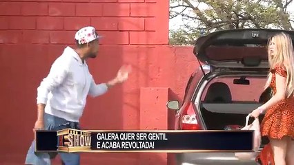 Cat pretends to be pregnant not to carry bags and leaves the galas furious!