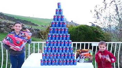 NERF PEPSI CHALLENGE - Swan VS Néo - Pyramide Géante & Ballons dans un Jacuzzi