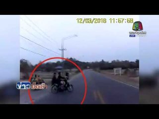 จยย ตัดหน้ารถยนต์ ถูกชนกระเด็นหวิดเสียชีวิต   l ข่าวมื้อเช้า l 14 มี ค  59