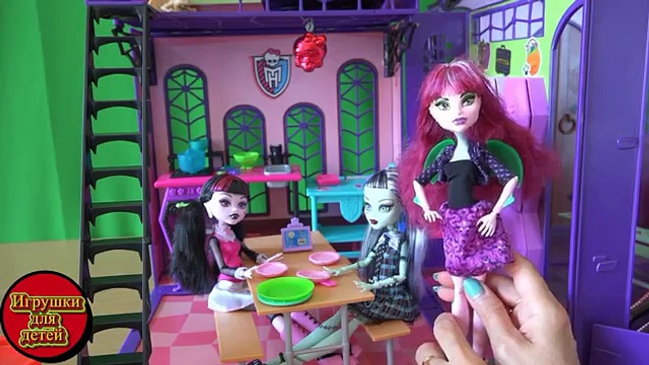 Видео с куклами Monster High Дракулаура и Френки готовят пиццу из Плей до в школе Монстер Хай