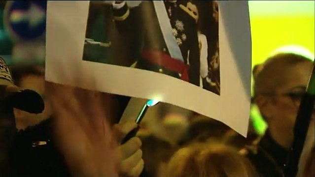 Manifestantes en la concentración en Barcelona contra la represión policial por los nuevos registros en el Palau queman una imagen del Rey frente la Comandancia de la Guardia Civil