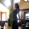 Cette femme enceinte fait du hula hoop sur son gros ventre