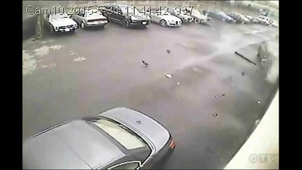 Cette voiture venue de nulle part s'envole et s'ecrase contre un mur