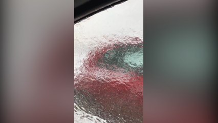 La tormenta siberiana que azotó al Reino Unido le congeló el auto a este hombre