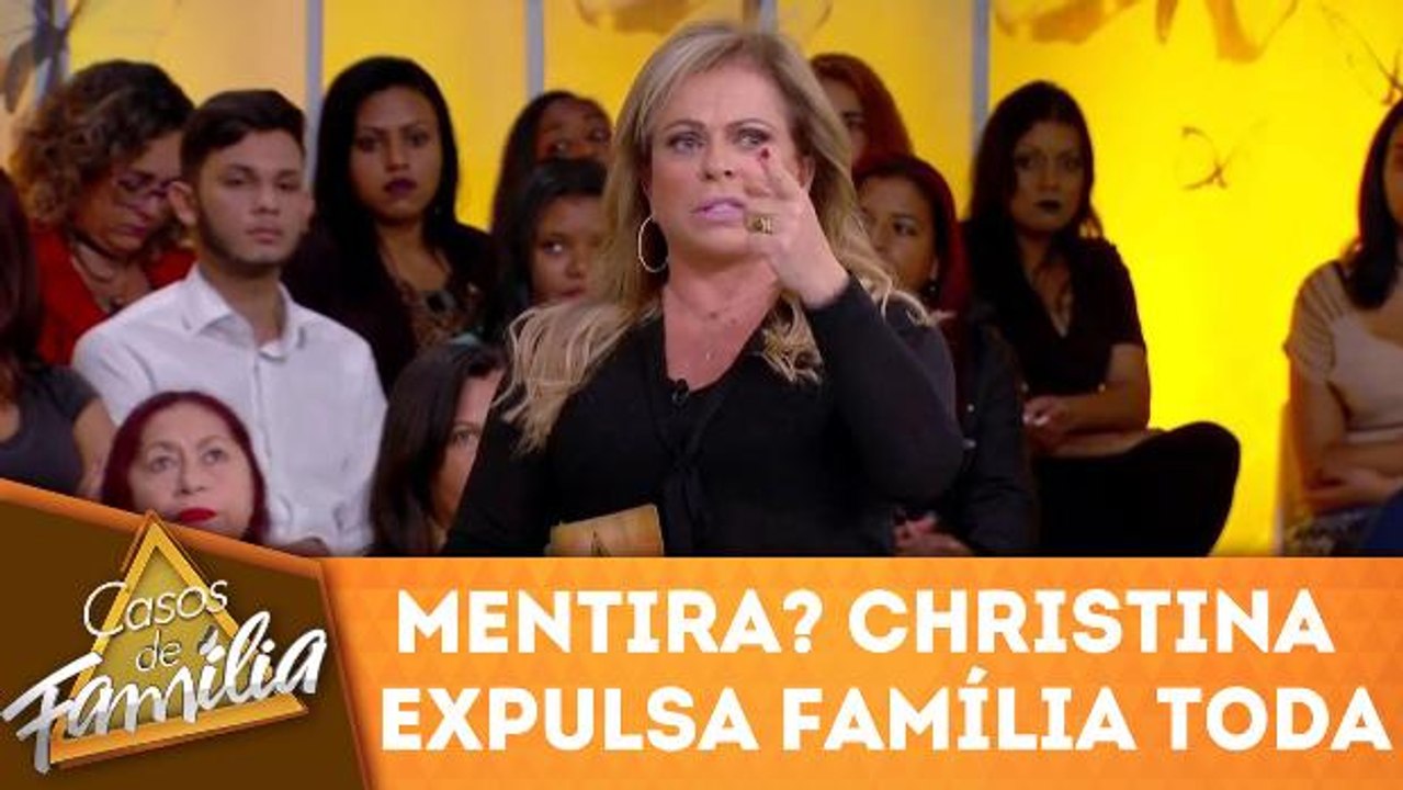 Christina acha que caso é mentira e expulsa a família toda