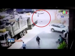 หนุ่มพลาดตกจากรถพ่วง ถูกเหยียบหัวเสียชีวิต l ข่าวมื้อเช้า l 6 เม.ย. 59