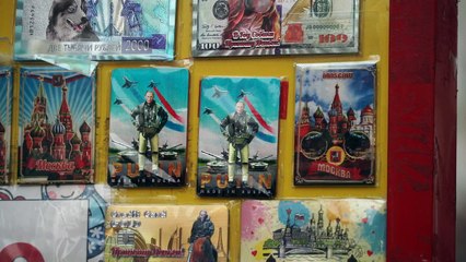 Tee-shirts, tasses et poupées russes: Poutine s'affiche partout