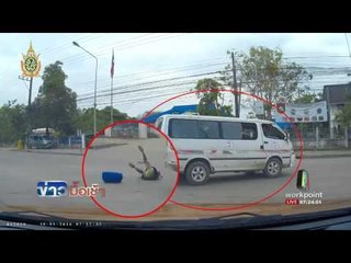 โชเฟอร์รถตู้รับส่งนร  ซิ่งทางโค้งเด็กอนุบาลร่วงหวิดรถทับซ้ำ l ข่าวมื้อเช้า l 31 พ.ค.59