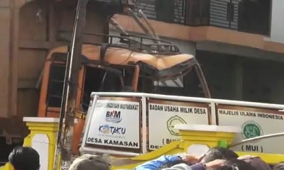 Truk Tabrak Motor dan Penjual Buah, 2 Meninggal