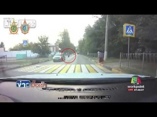 เก๋งเบรกให้คุณยายข้ามถนน มอเตอร์ไซค์เบรกไม่ทัน ชนกระเด็น l ข่าวมื้อเช้า l 31 ส.ค.59