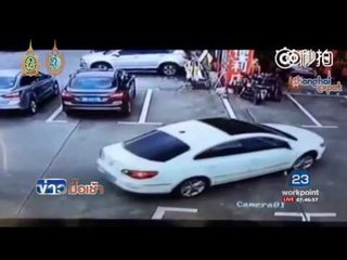 สาวจีนมัวแต่ก้มหามือถือ สุดท้ายขับรถทับเด็กน้อย 3 คน l ข่าวมื้อเช้า l 20 ก.ย.59