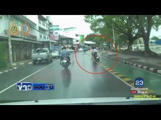 นศ สาวแอบขี่ จยย ทางจักรยาน เสียหลักคว่ำโชคดีหัวไม่ฟาดพื้น  ข่าวรอบวัน  14 กย 59